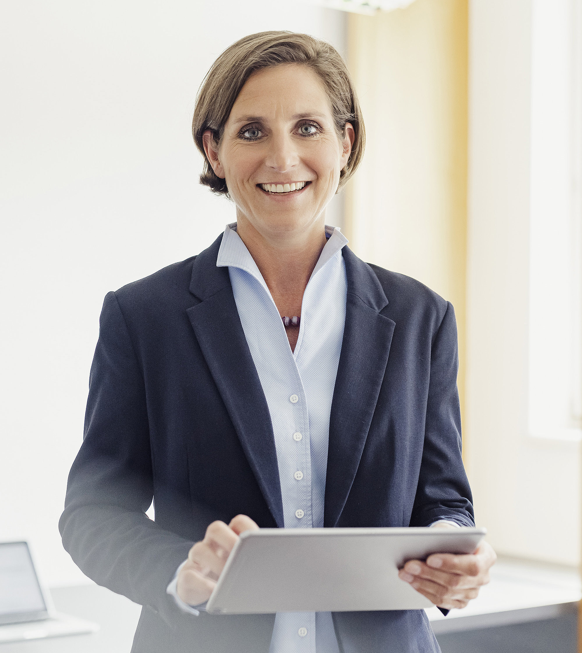 Mitarbeiterin der Alpen Privatbank mit Tablet in der Hand