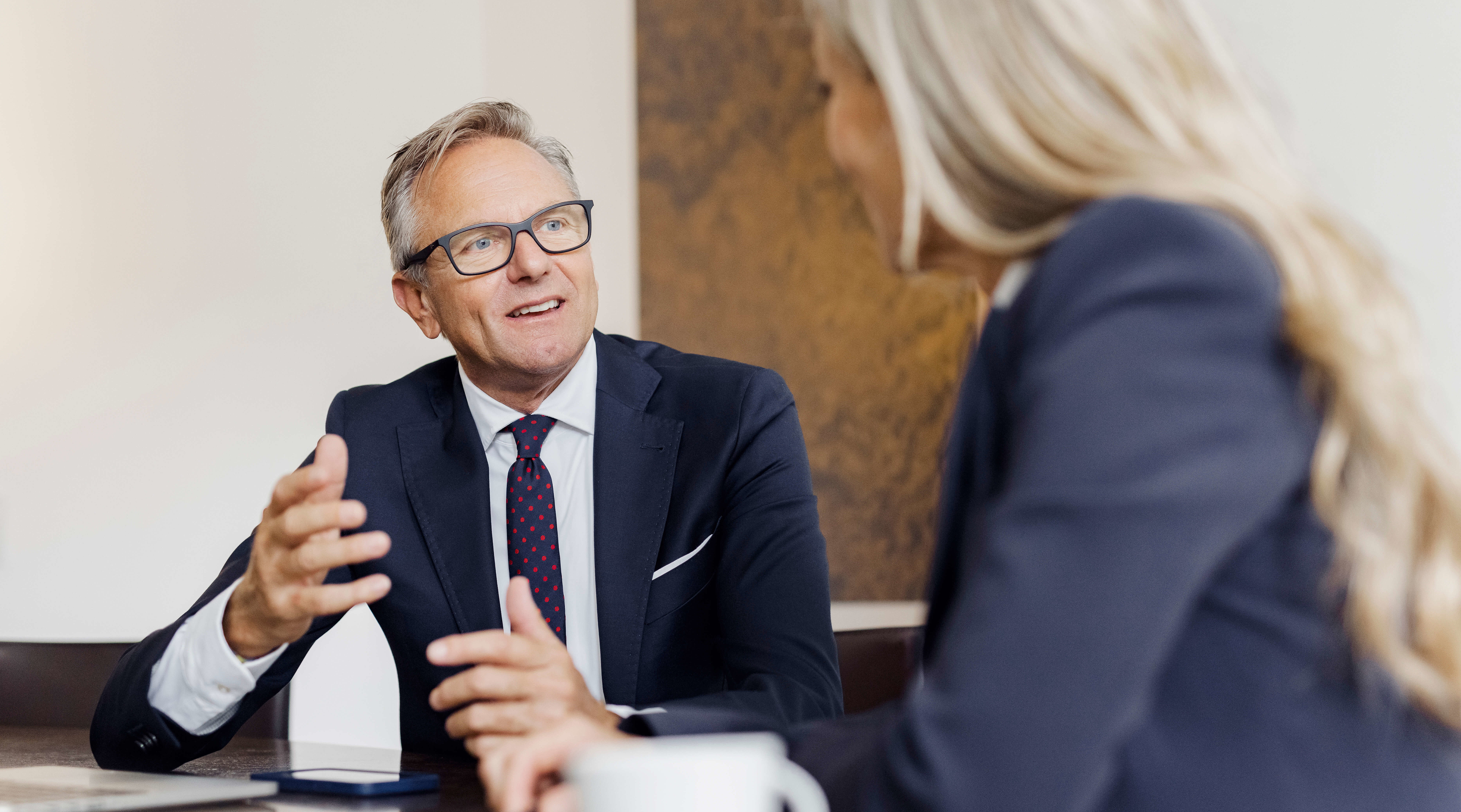 Vermögensmanager im Gespräch mit einer Kundin